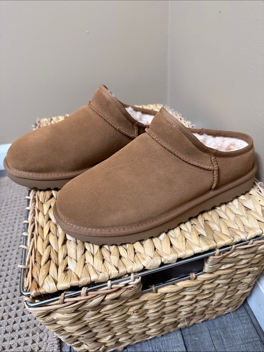 NWOB! Ugg Classic Slipper Chestnut Brown